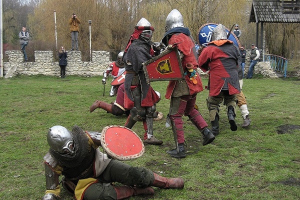 На Козацькому острові в Тернополі бились середньовічні лицарі (Відео)
