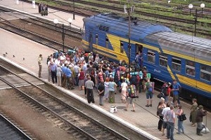 На залізничному вокзалі в Тернополі пасажири заблокували колію