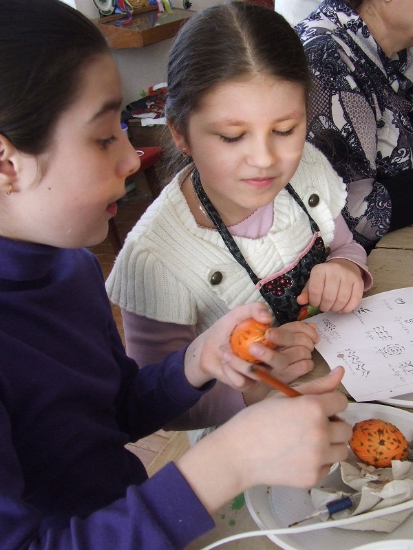 У Тернополі діти та й дорослі вчаться секретам лемківської писанки - фото 1