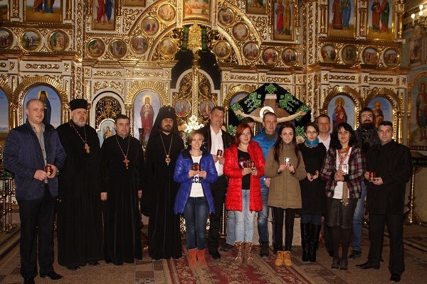 Архієпископ Нестор нагородив активних волонтерів Тернопільщини медалями