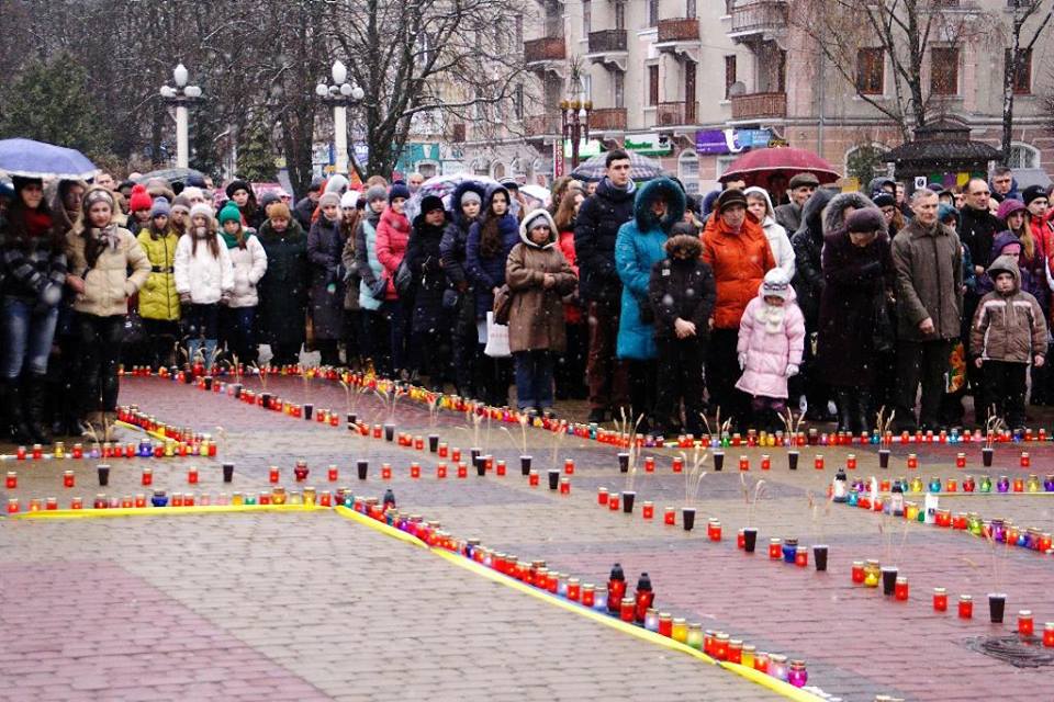 «Запали свічку» на Театральному майдані - пам'ять про жертви голодоморів (ФОТО)