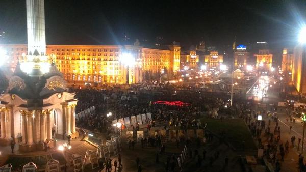 На майдан Незалежності у Києві сьогодні величезний тризуб зі свічок (ФОТО)