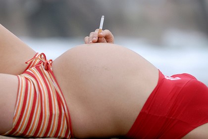 Соціальний експеримент: чи пригостять перехожі сигаретою вагітну? (ВІДЕО)